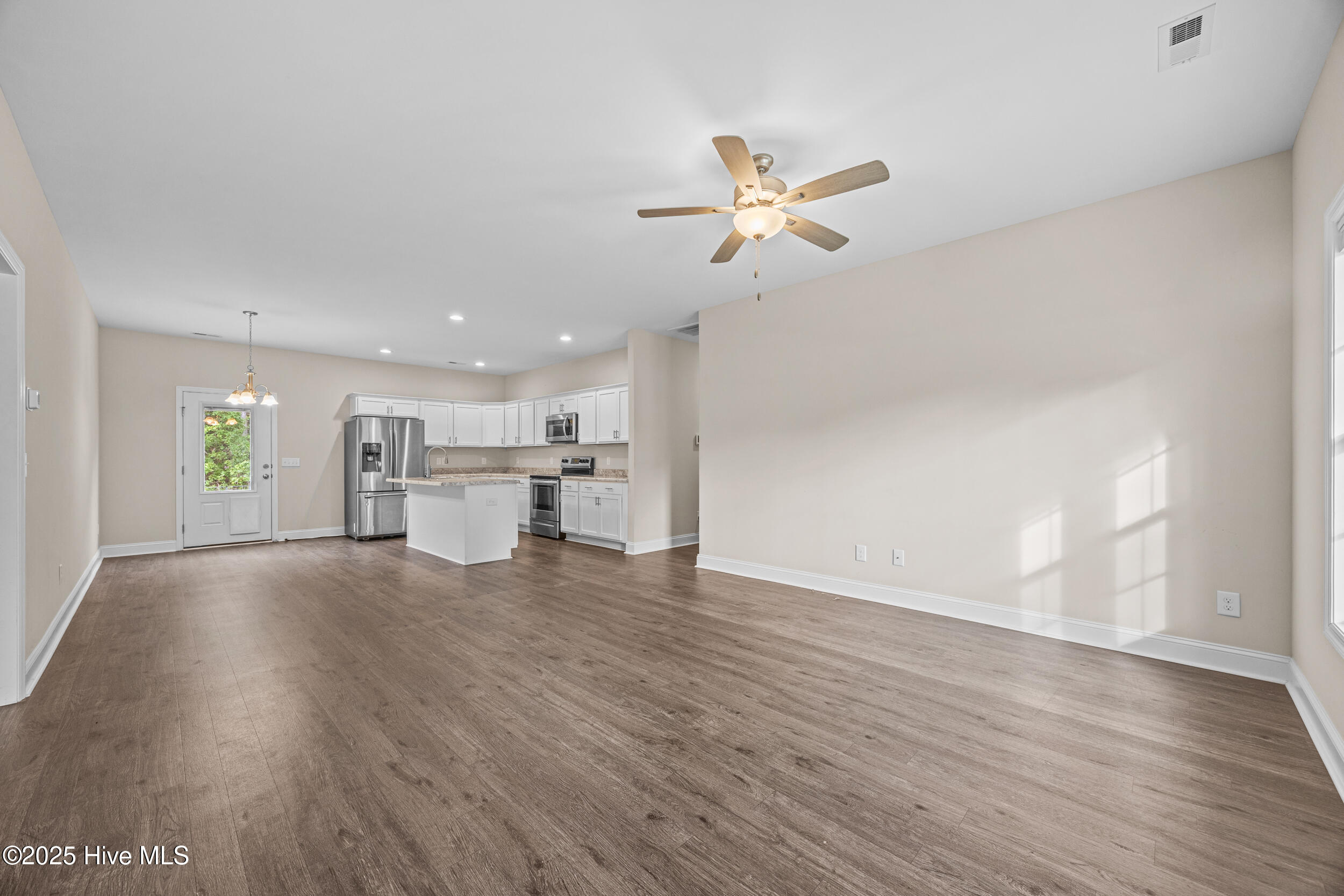 139 Queens Haven Road Hubert, NC 28539 - Photo 6 of 42 10_living room