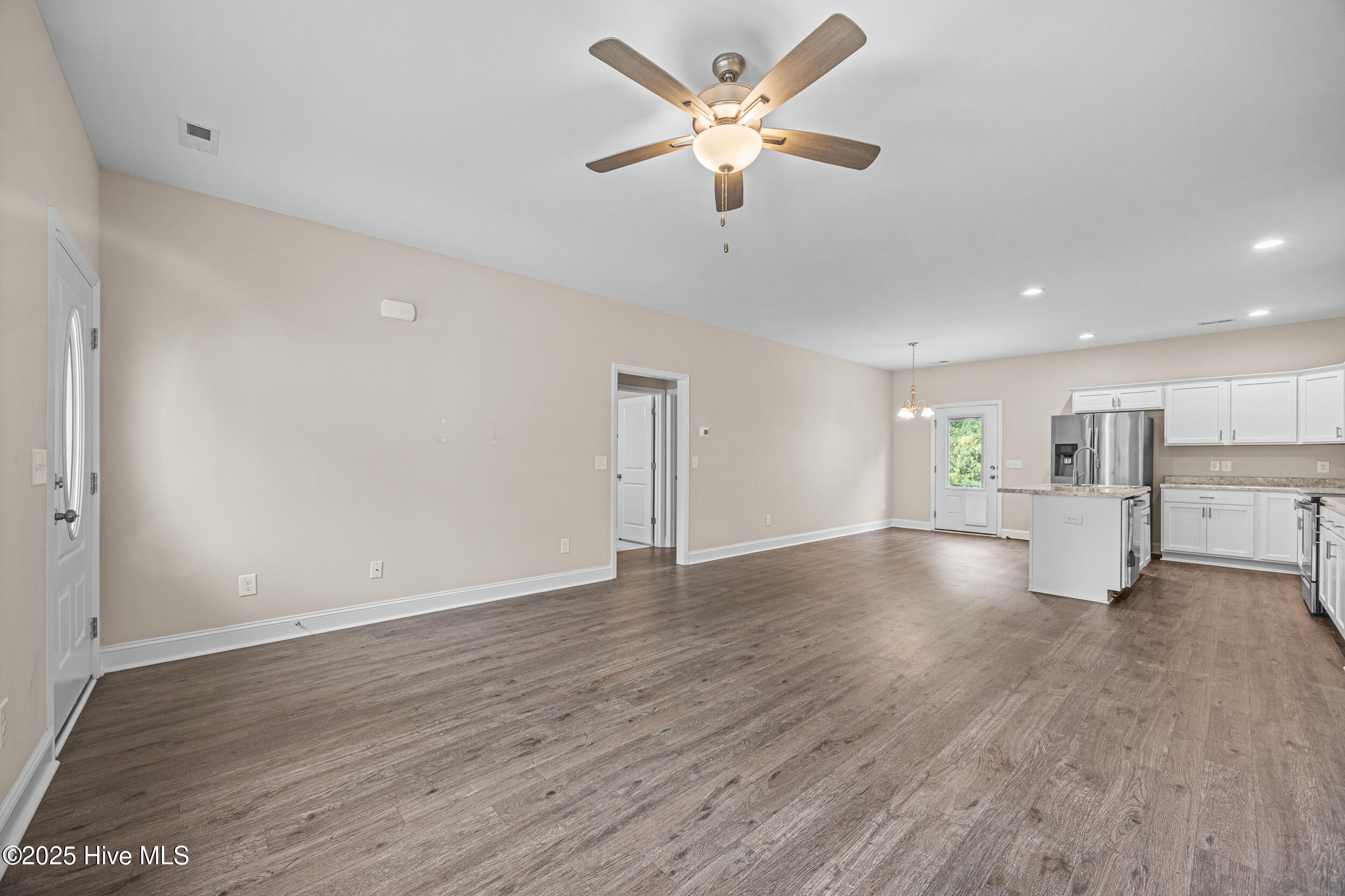 139 Queens Haven Road Hubert, NC 28539 - Photo 8 of 42 11_living room