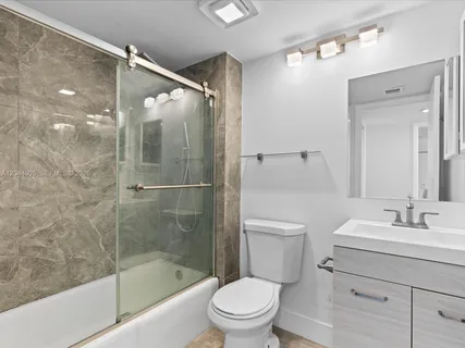 $1,695,000 | 400 South Pointe Drive, Unit 1102, Miami Beach, FL 33139