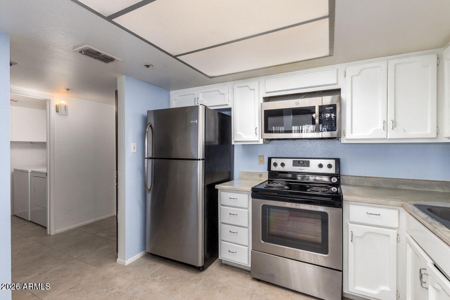 7950 East Camelback Road, Unit 28205 Scottsdale, AZ 85251 - Photo 7 of 23 a kitchen with a refrigerator stove and microwave