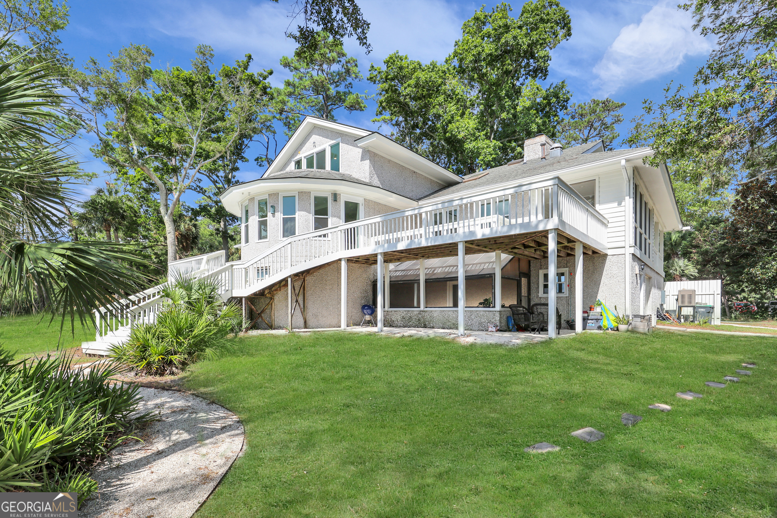 18 Modena Island Drive Savannah, GA 31411 - Photo 5 of 48 a front view of a house with a garden