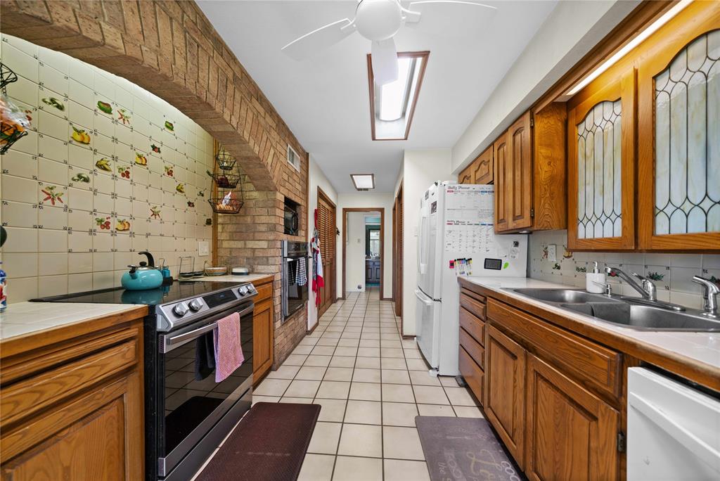 126 County Road, Unit 4212 Jacksonville, TX 75766 - Photo 15 of 39 a kitchen with stainless steel appliances a stove and a sink