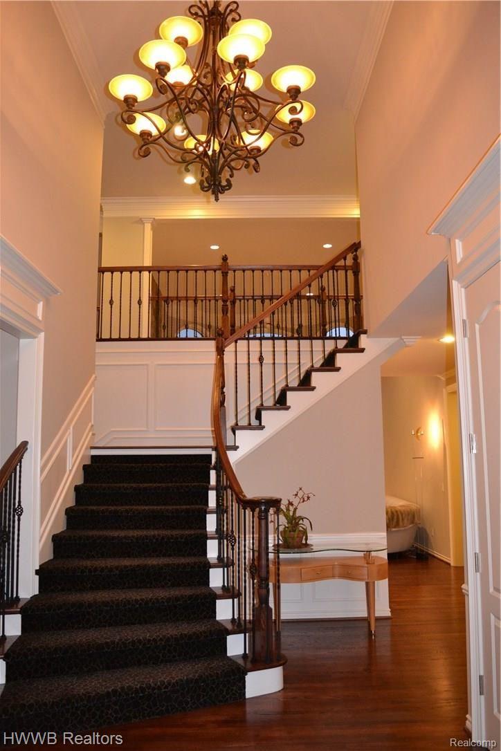 5590 Leeds Court Rochester, MI 48306 - Photo 15 of 73 Foyer