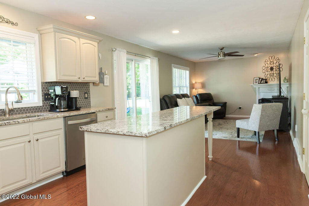 33 Squire Road Schenectady, NY 12304 - Photo 5 of 45 33SquireRd(18of63)