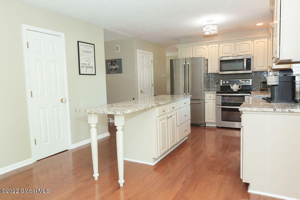 33 Squire Road Schenectady, NY 12304 - Photo 6 of 45 33SquireRd(21of63)