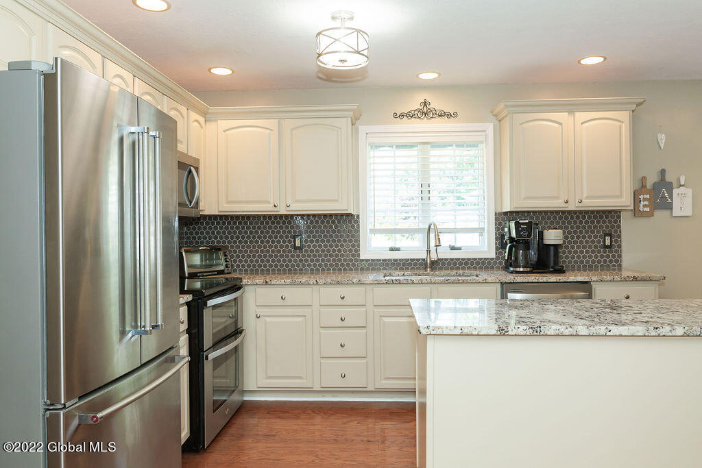 33 Squire Road Schenectady, NY 12304 - Photo 7 of 45 33SquireRd(24of63)
