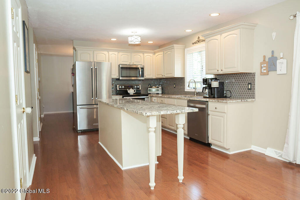 33 Squire Road Schenectady, NY 12304 - Photo 8 of 45 33SquireRd(23of63)