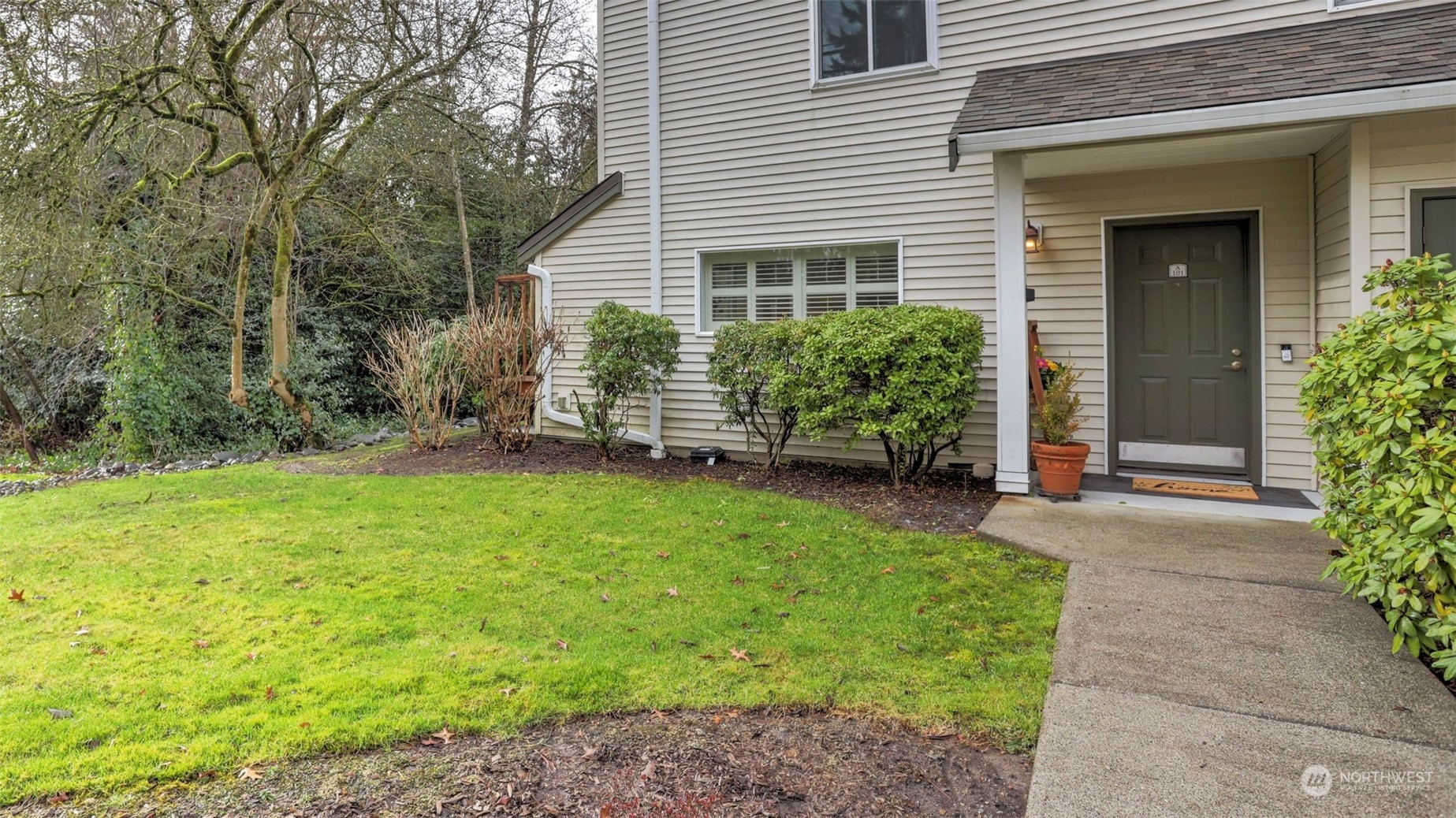14335 Simonds Road Northeast, Unit A101 Kirkland, WA 98034 - Photo 4 of 29 Gallery Image 4
