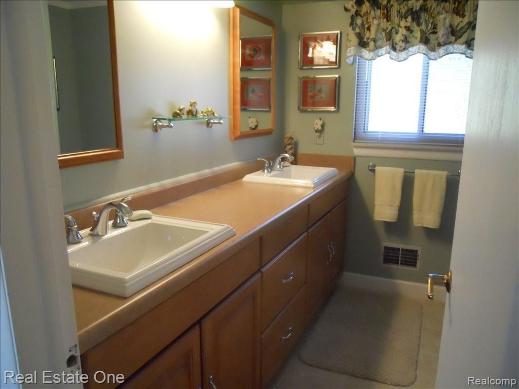 895 Stag Ridge Road Rochester, MI 48309 - Photo 16 of 22 UPDATED MAIN BATH