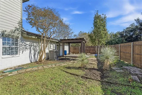 a view of a house with backyard and sitting area
