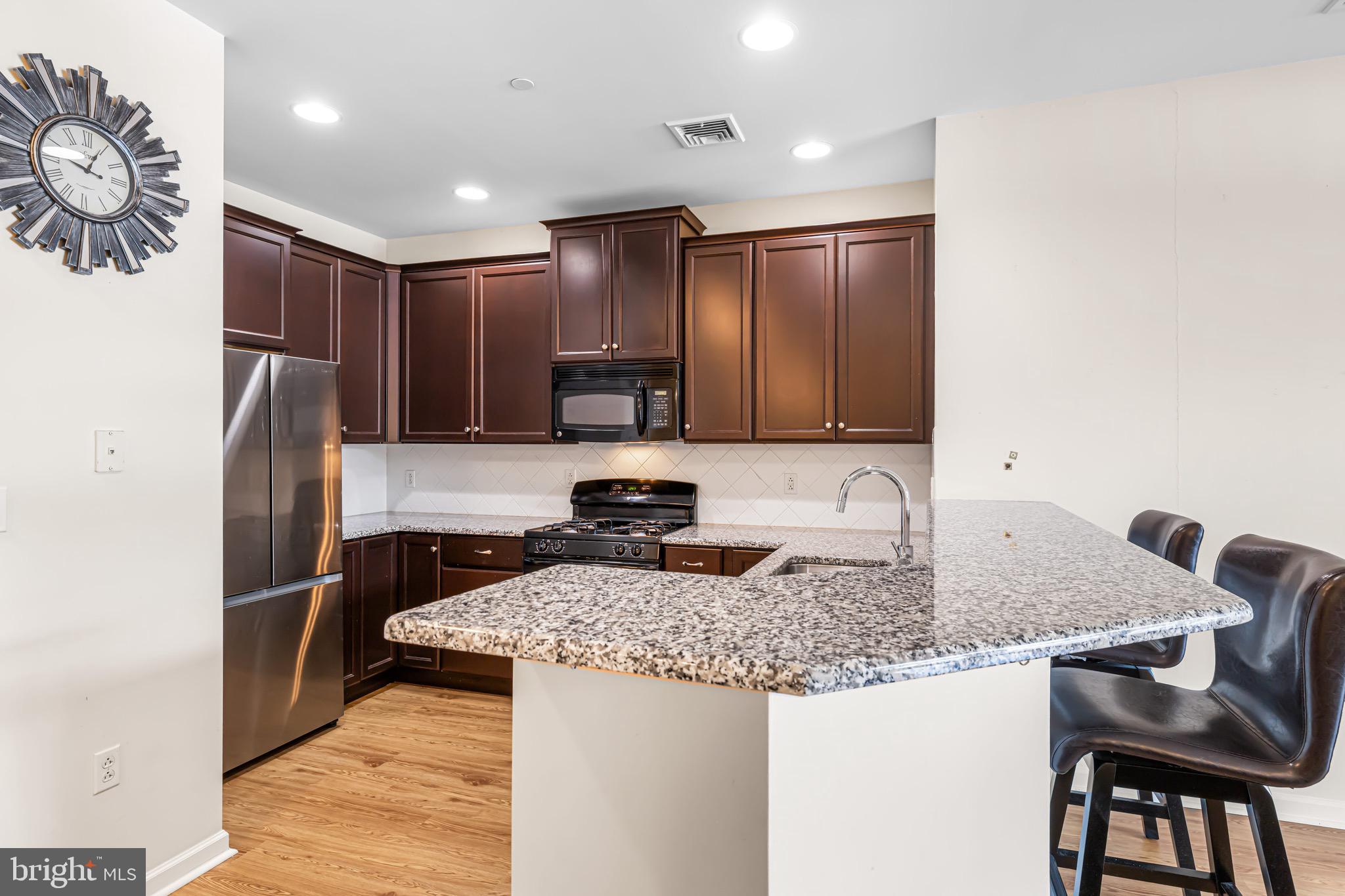 274 Carson Terrace Huntingdon Valley, PA 19006 - Photo 4 of 25 Kitchen with Breakfast Bar