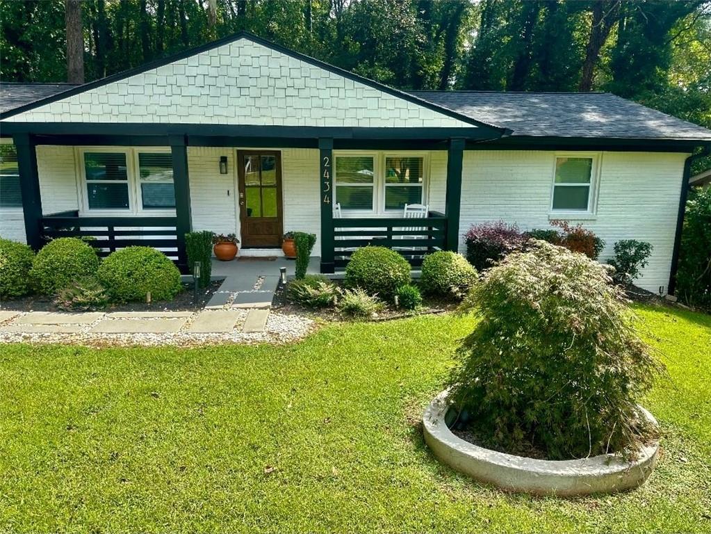 a view of a house with backyard