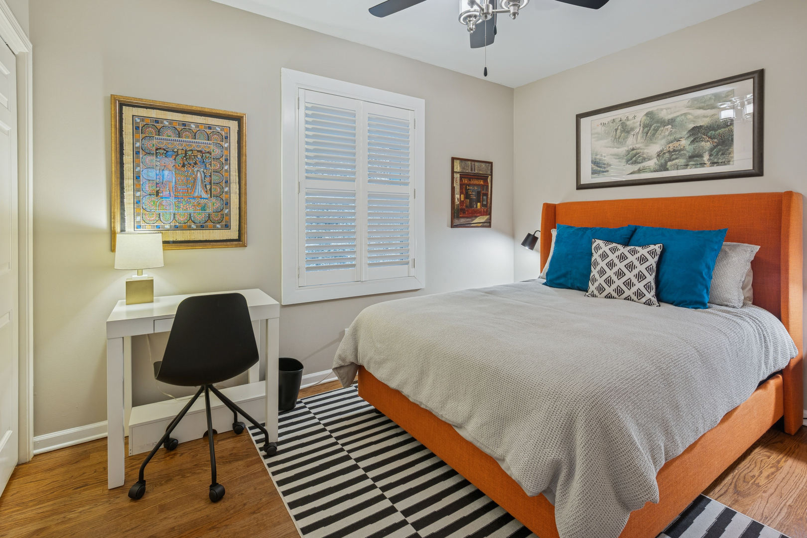 1329 North Mohawk Street, Unit 1 Chicago, IL 60610 - Photo 20 of 25 a bedroom with a bed and a painting on the wall