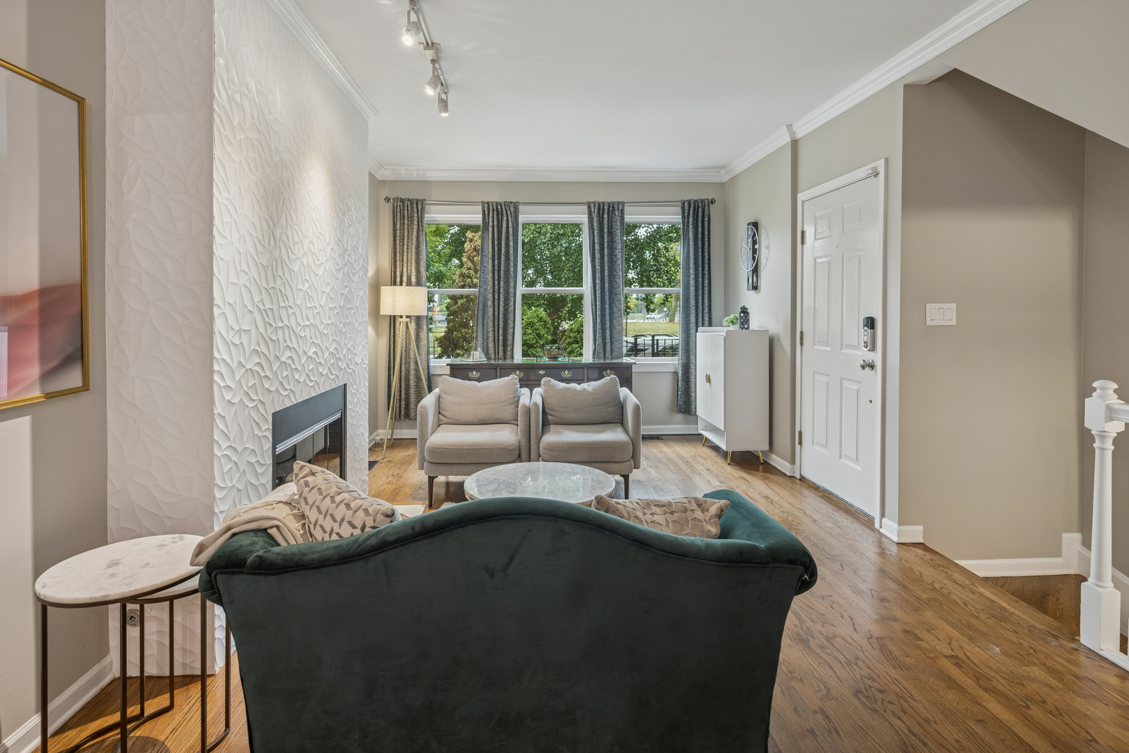 1329 North Mohawk Street, Unit 1 Chicago, IL 60610 - Photo 3 of 25 a living room with furniture and a fireplace