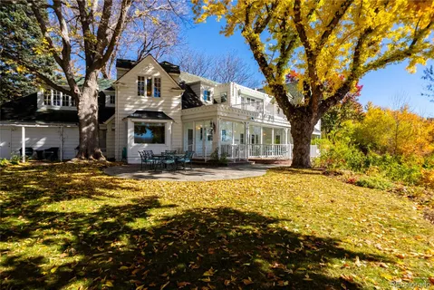 a picture of a room with wall