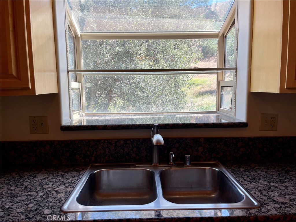808 Circle Lebec, CA 93243 - Photo 11 of 42 Kitchen Bay Window