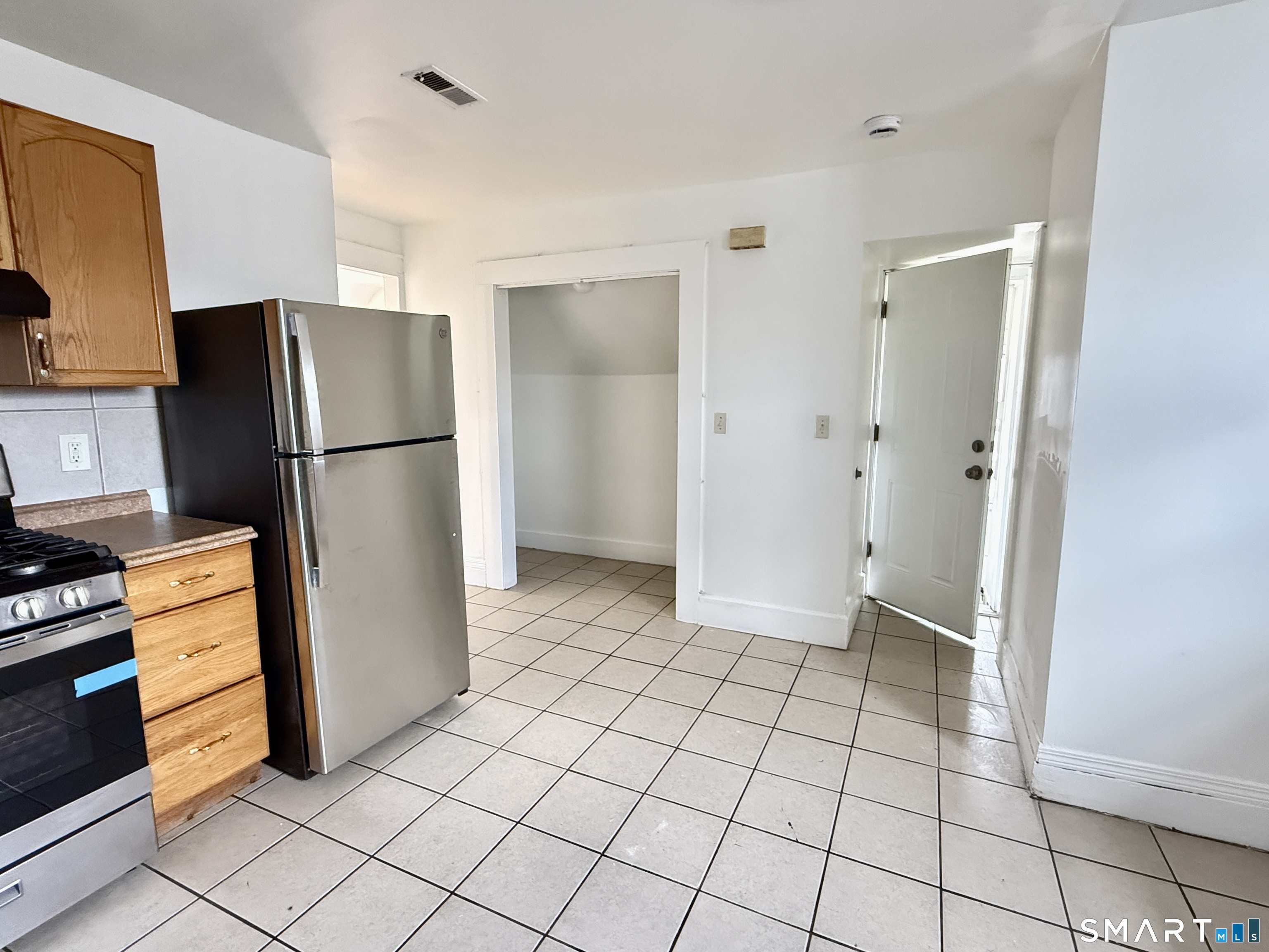 202 6th Street Bridgeport, CT 06607 - Photo 2 of 9