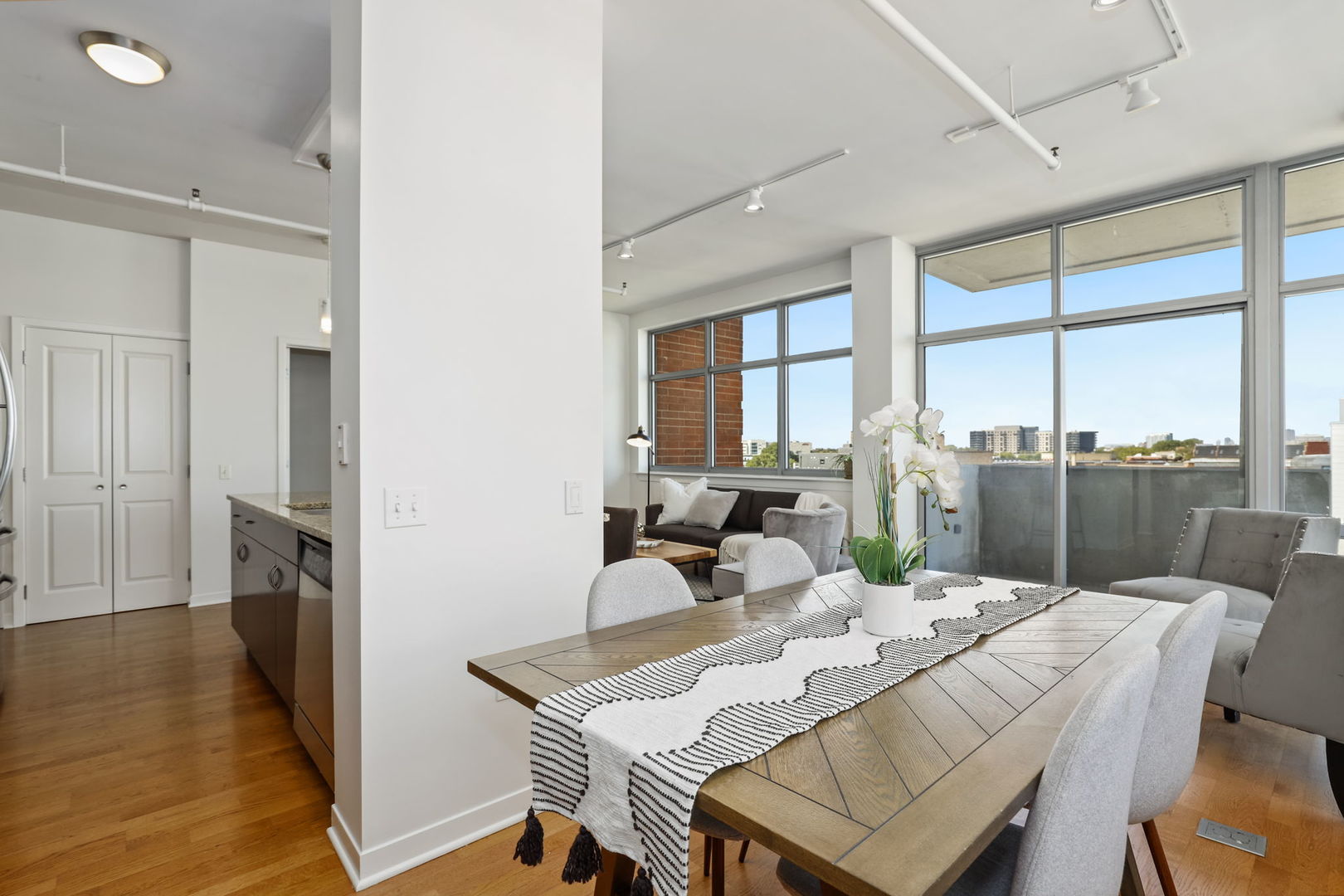 511 West Division Street, Unit 606 Chicago, IL 60610 - Photo 6 of 18