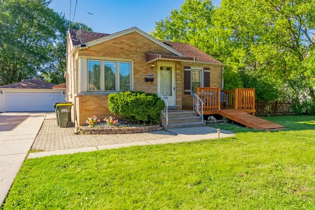 a view of a house with backyard and a garden