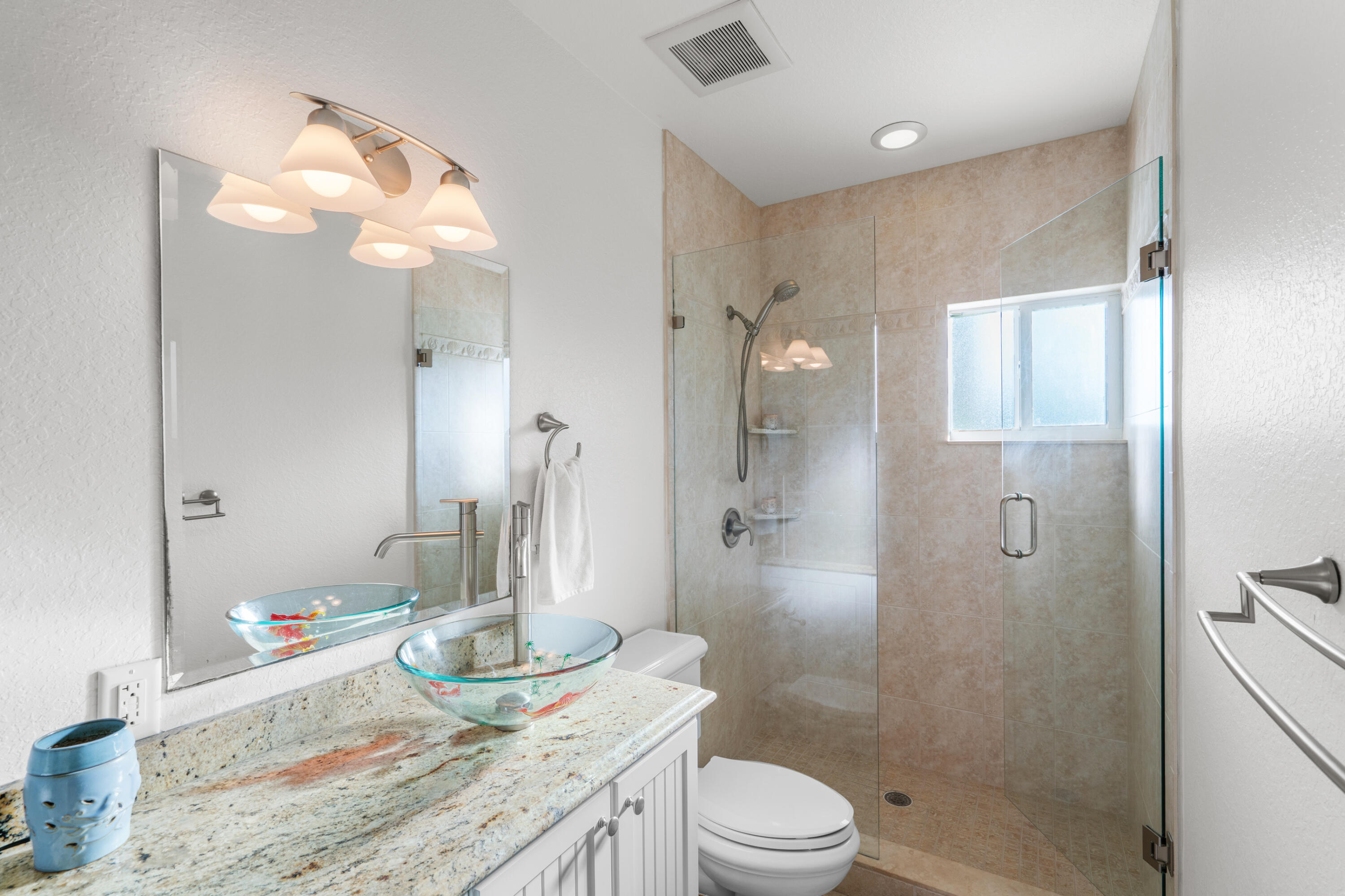 1305 Calder Road Key Largo, FL 33037 - Photo 21 of 57 2nd Floor Guest Bathroom