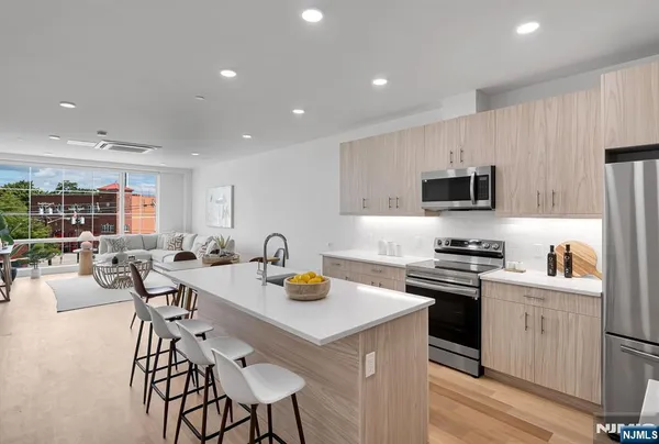 $3,300 | 35 Jefferson Avenue, Unit 402, Westwood, NJ 07675