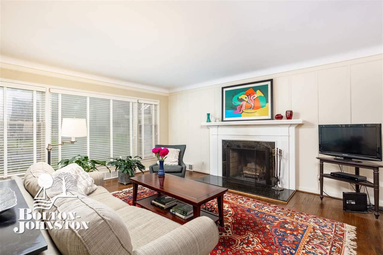 295 Ridgemont Road Grosse Pointe, MI 48236 - Photo 9 of 39 50076363-8.JPG