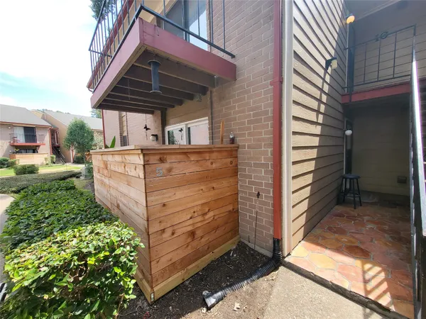 a view of a house with backyard