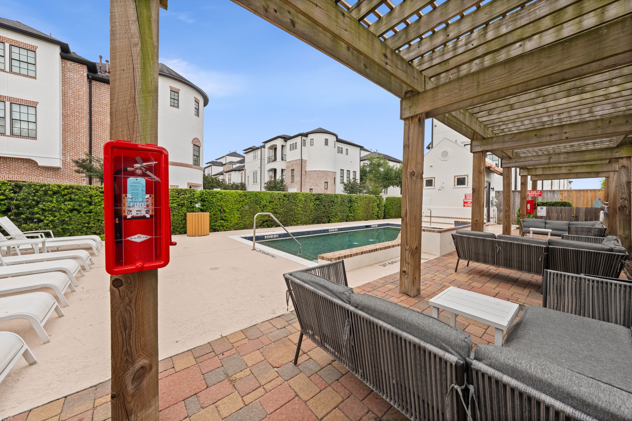 5621 Cohn Meadow Lane Houston, TX 77007 - Photo 31 of 35 Community pool