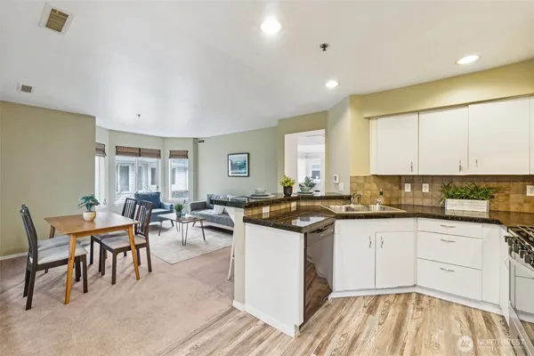$750,000 | 16219 Northup Way, Unit C201, Bellevue, WA 98008