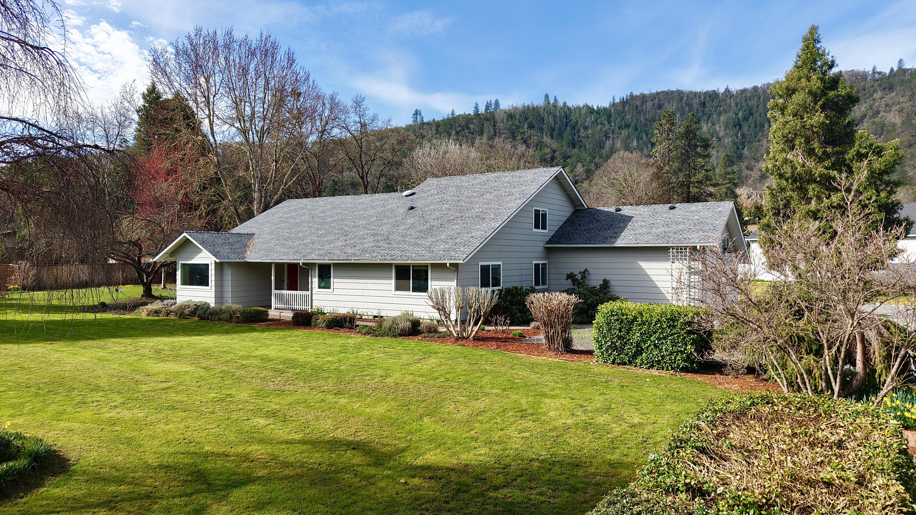 9401 Old Stage Road Central Point, OR 97502 - Photo 1 of 49 Front View