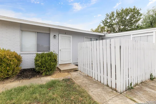 $850 | 6502 Spring Branch Street, Unit 2, San Antonio, TX 78249