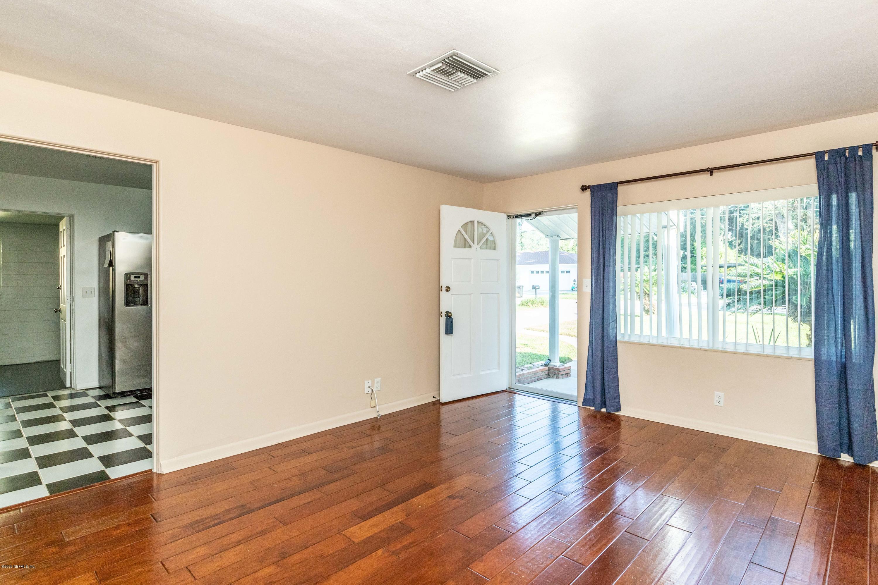 5114 Ridgecrest Avenue Jacksonville, FL 32207 - Photo 7 of 39 7 - Living Room