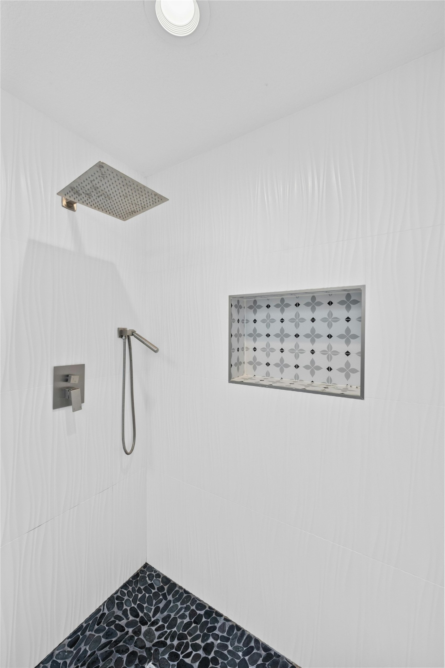 8303 Los Ranchos Drive Austin, TX 78749 - Photo 16 of 26 Bathroom view of tiled shower