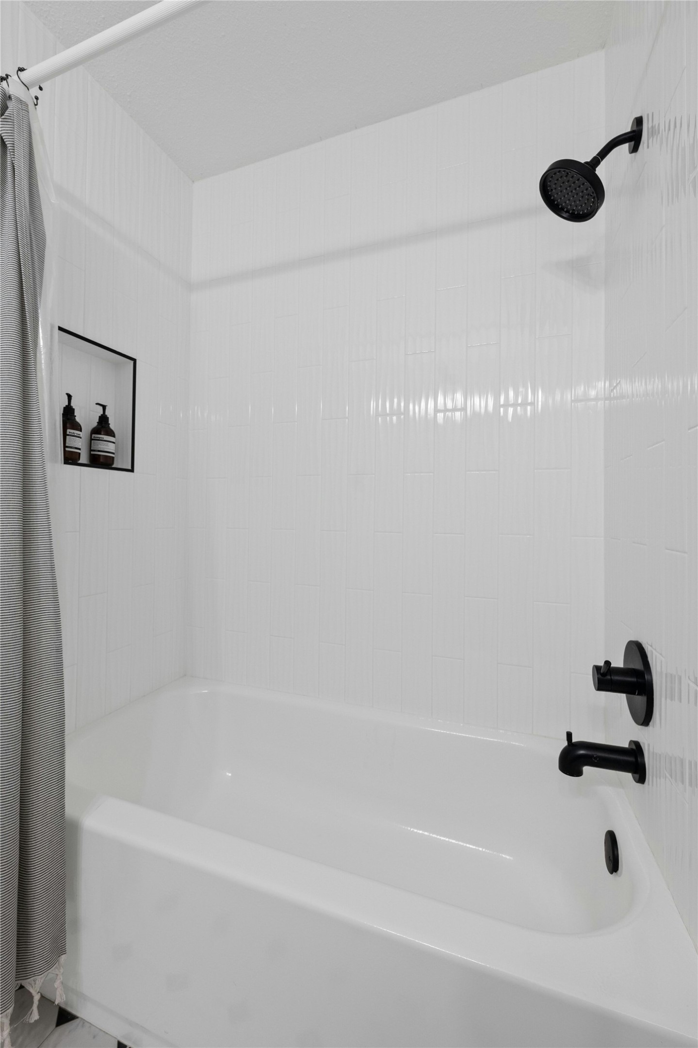 8303 Los Ranchos Drive Austin, TX 78749 - Photo 20 of 26 Bathroom with shower / tub combo