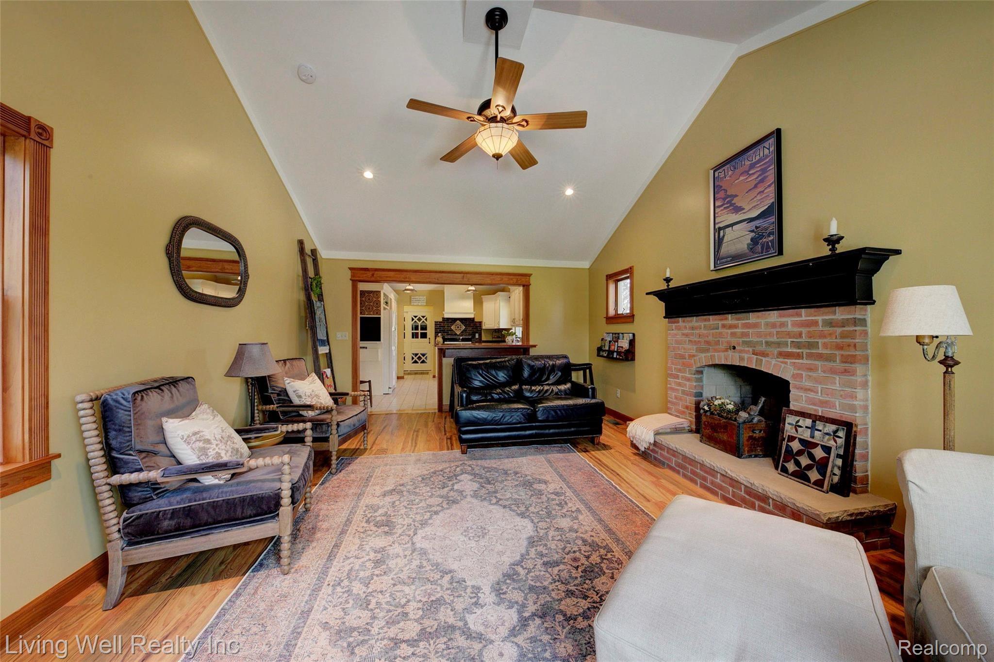 712 Brighton Lake Road Brighton, MI 48116 - Photo 22 of 47 family room