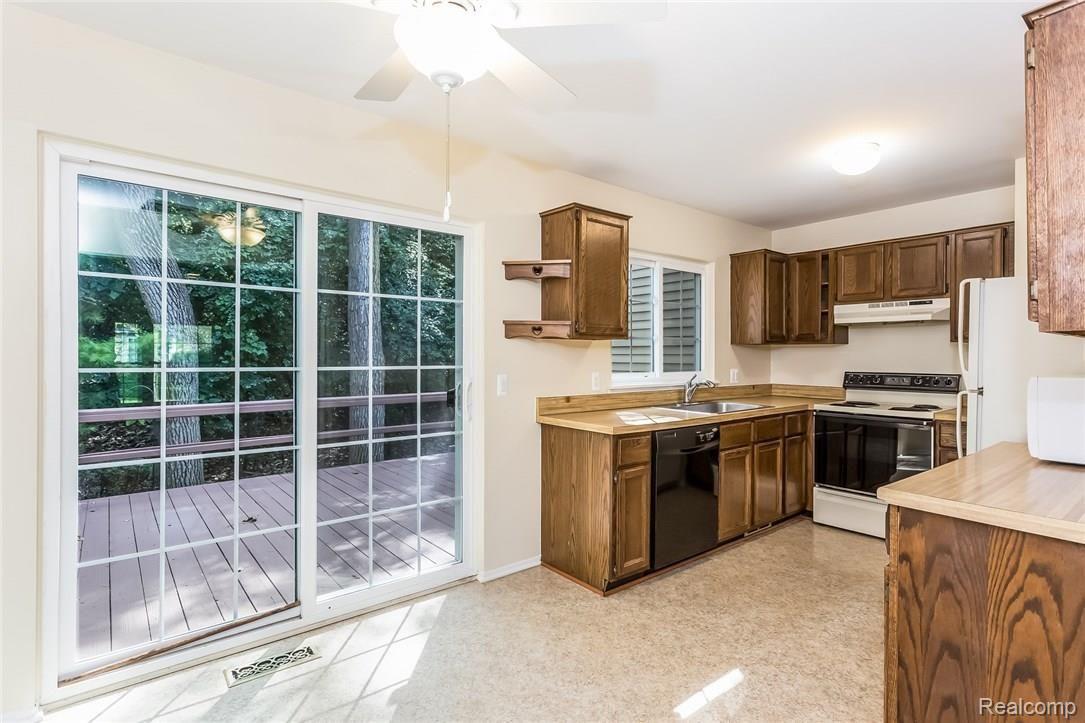 1270 Kings Cove Court Rochester, MI 48306 - Photo 11 of 32 009-Kitchen-4769755-medium.jpg