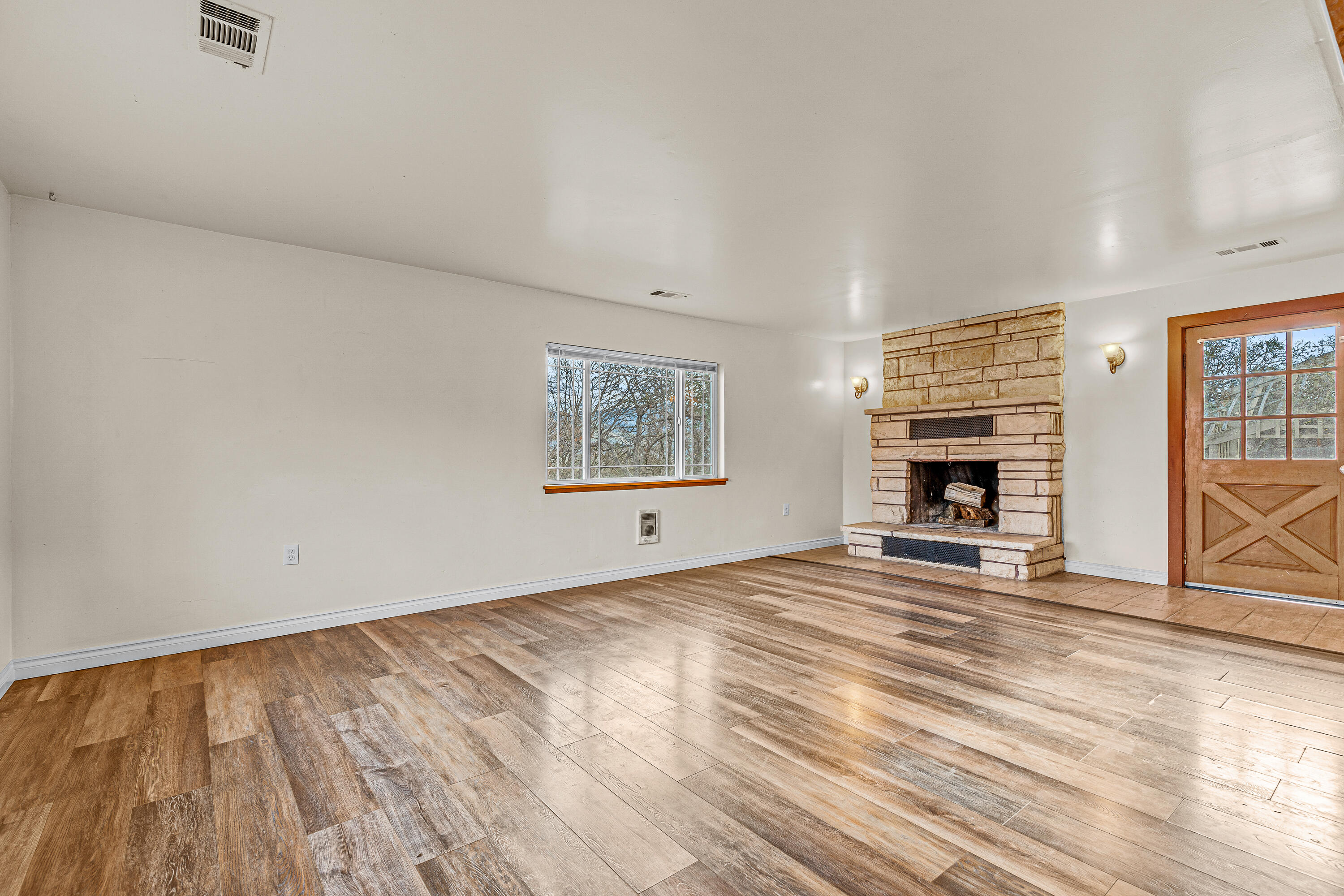 4260 Clayton Road Ashland, OR 97520 - Photo 11 of 41 Living Room