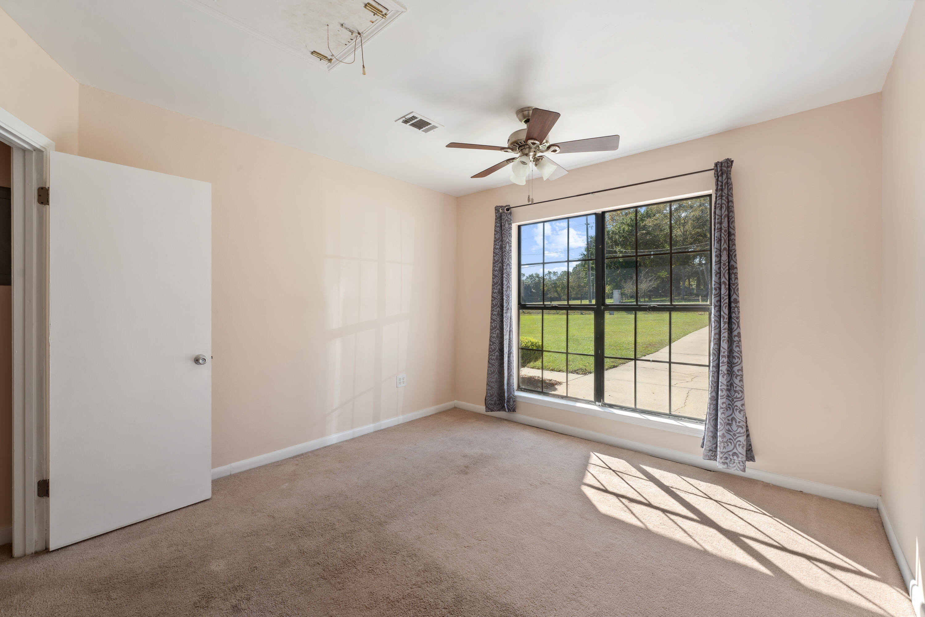 6008 Old Bethel Road Crestview, FL 32536 - Photo 19 of 36 a view of room with a ceiling fan