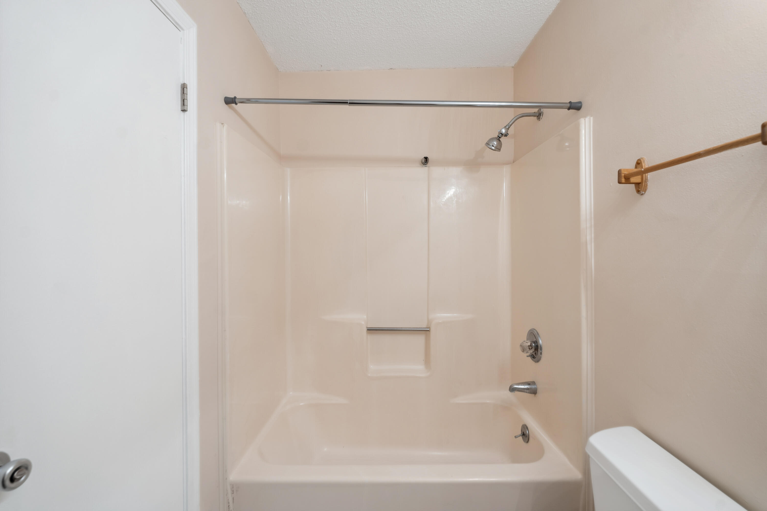 6008 Old Bethel Road Crestview, FL 32536 - Photo 24 of 36 a bathroom with a bathtub