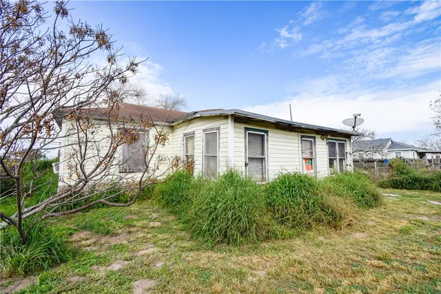 a view of a house with a yard