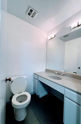 $2,400 | 2224 Woodside Lane, Unit 5, Sacramento, CA 95825