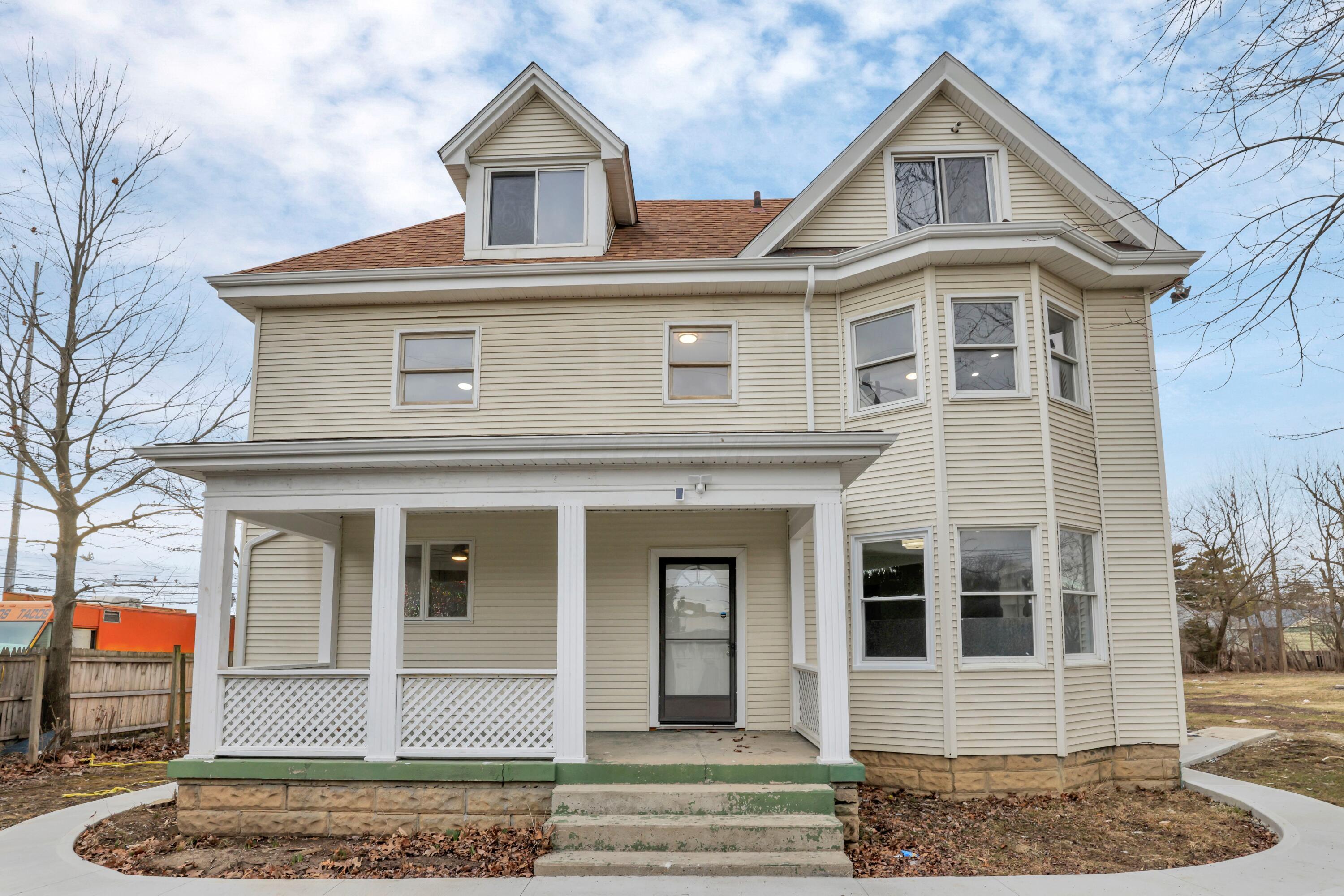 2089 Lockbourne Road Columbus, OH 43207 - Photo 1 of 22 Spacious