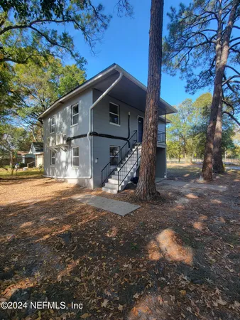 a view of a house with backyard