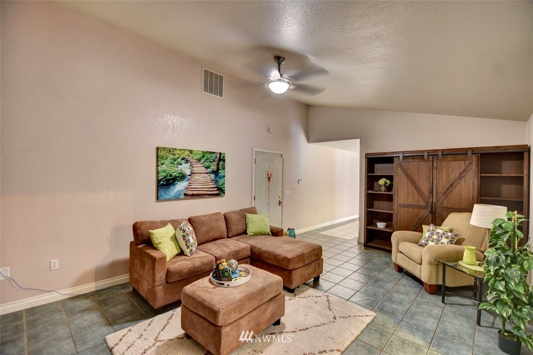 5632 137th Lane Southwest Rochester, WA 98579 - Photo 11 of 30