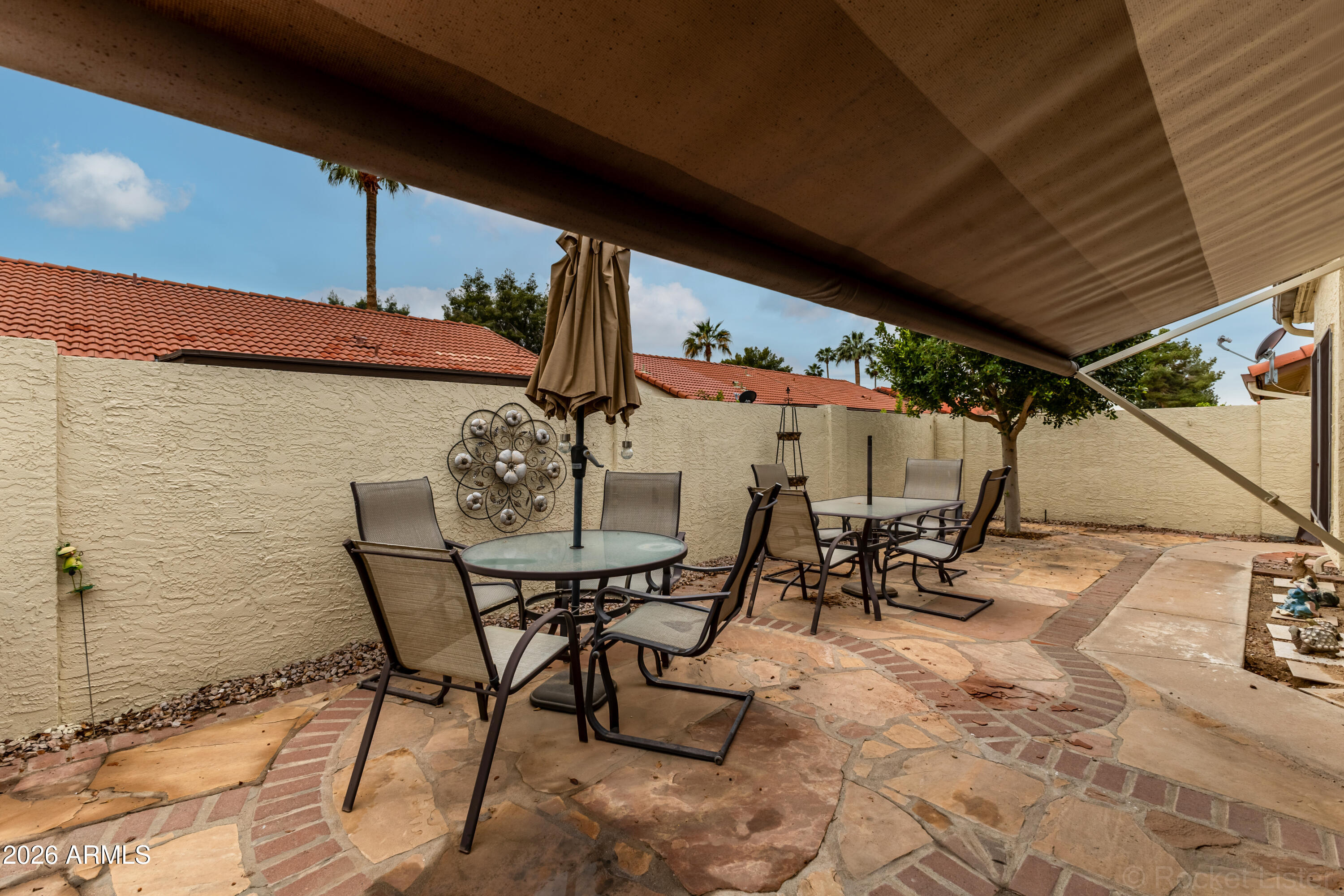 542 South Higley Road, Unit 61 Mesa, AZ 85206 - Photo 26 of 33 a view of an outdoor space with a table and chairs