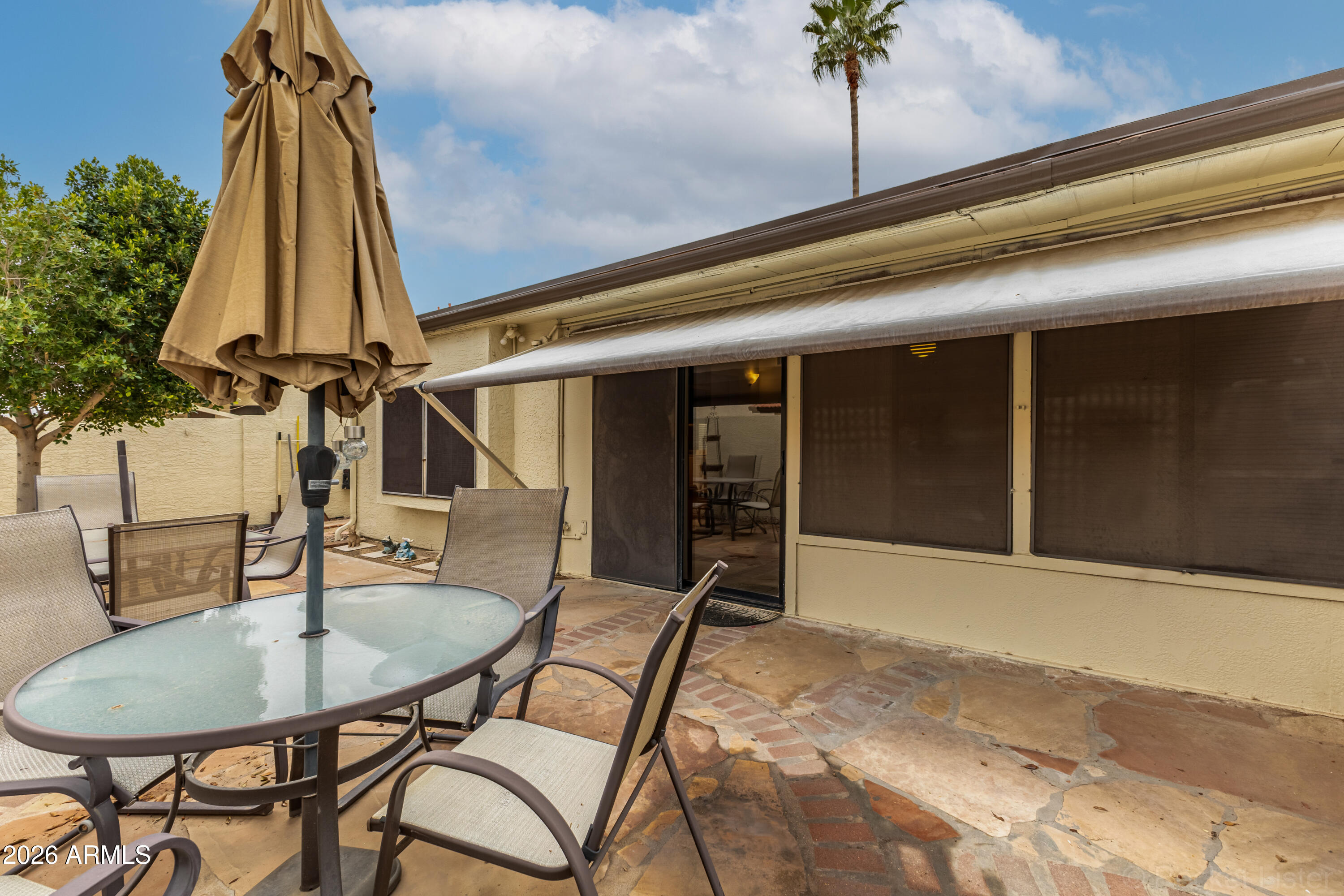 542 South Higley Road, Unit 61 Mesa, AZ 85206 - Photo 27 of 33 a dining room with a table and chairs