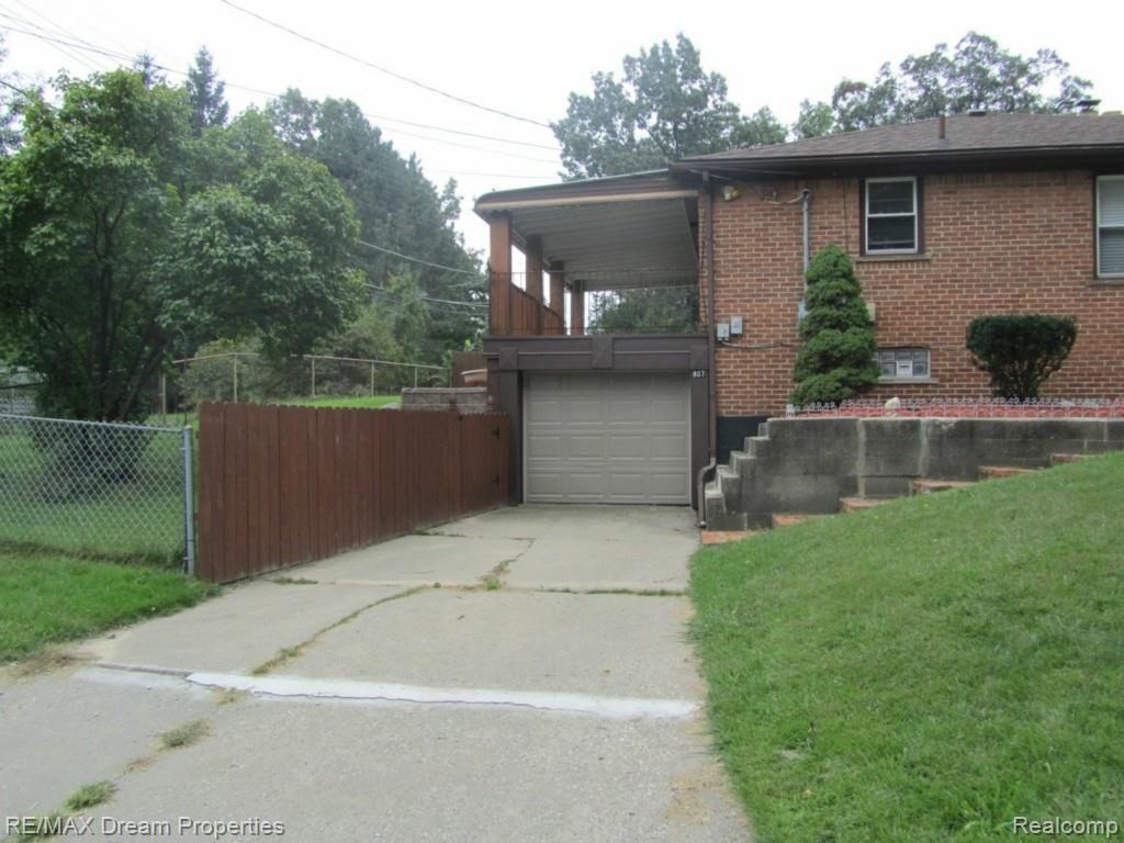 807 South Merriman Road Westland, MI 48186 - Photo 3 of 17 garage.jpg