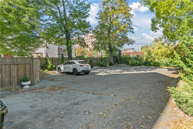 $3,800 | 18 Rhode Island Avenue, Unit 3, Newport, RI 02840