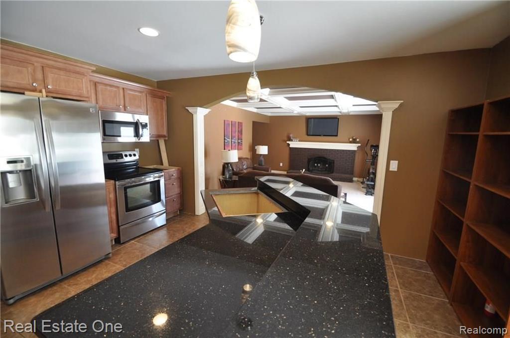 633 Baker Street Rochester Hills, MI 48307 - Photo 7 of 26