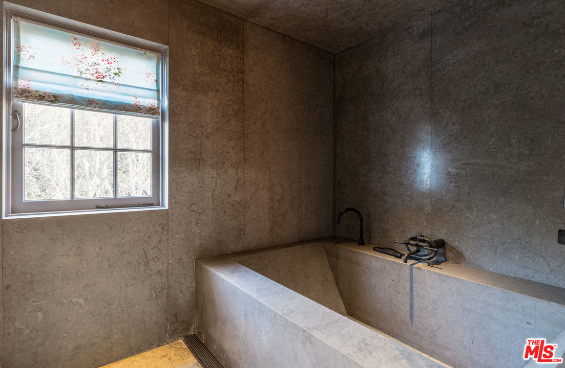 651 Siena Way Los Angeles, CA 90077 - Photo 41 of 49